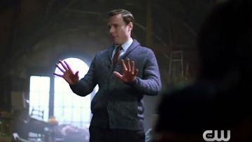 the sweater worn by Harry Greenwood (Rupert Evans), the sisters' whitelighter, in Charmed Reboot Pilot.