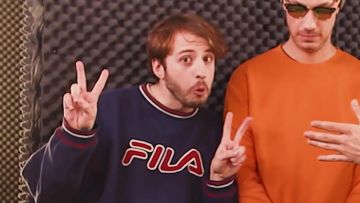 Le sweatshirt Fila bleu de Maxenss dans la vidéo YouTube "Le plus gros cache-cache de France !" de Squeezie (feat Carlito, Maxenss, Léo)