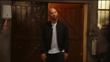 The bomber jacket black of Sylvain Marot (Franck Gastambide) in Taxi 5