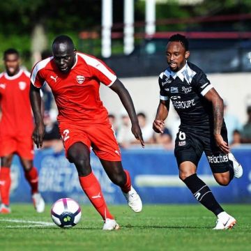 La camiseta Puma 2018/2019 del Nîmes Olympique usada por Sada Thioub en Instagram