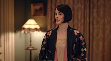 de soie noire Kimono porté par Lady Mary (Michelle Dockery) comme on le voit en plein coeur de l'Abbaye (S4)