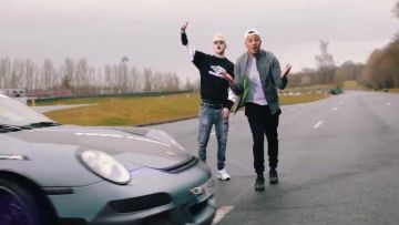 Le jean déchiré porté par Vald dans son video clip Valise avec Hornet La Frappe