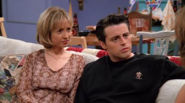 Le t-shirt noir Yaga de Joey Tribbiani (Matt LeBlanc) dans Friends S01E24