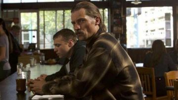 La chaqueta a cuadros de Jacob / Dinero (Nikolaj Coster-Waldau) en El albacea