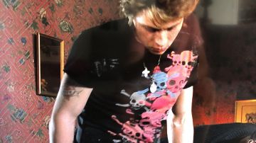 Camiseta negra de Jack Mercer (Garrett Hedlund) con calaveras rosas en Four Brothers