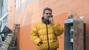 La doudoune jaune de Chepe Santacruz (Pepe Rapazote) dans Narcos S03E02