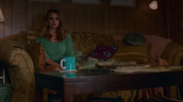 The green sweater mint Patty Bladell (Debby Ryan) in the Insatiable S01E01