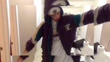 La veste à capuche violette retro de Lil Xan dans le video clip "who are you"