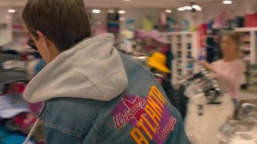 Veste Denim "Bienvenue à Atlanta, en Géorgie" porté par Bébé (Ansel Elgort) comme on le voit dans le Pilote Bébé