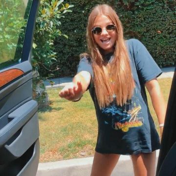 The black T-shirt worn by Lena tamburini on his post Instagram