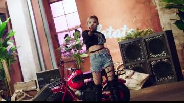Le short en jean de So Yeon dans le clip Latata de (G)I-DLE