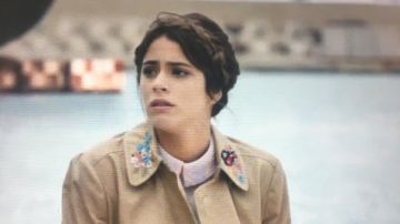 Le manteau trench-coat à fleurs porté par Tini / Violetta Castillo (Martina Stoessel) dans Tini : La nouvelle vie de Violetta