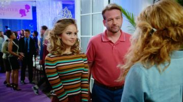 Jersey a rayas usado por Patty Bladell (Debby Ryan) como se ve en Insatiable S01E04