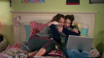 Los vaqueros negros con rayas rojas que lleva Patty Bladell (Debby Ryan) en Insaciable S01E05