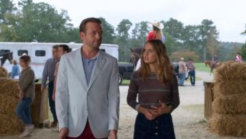 El suéter a rayas usado por Patty Bladell (Debby Ryan) en Insatiable S01E06
