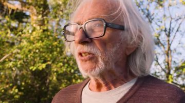 Glasses views the black Pierrot (Pierre Richard) in The old furnaces