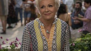 Coloré tunique portée par Rosie (Julie Walters) dans Mamma Mia 2