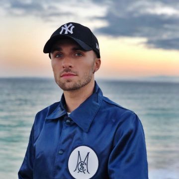 La chemise bleue satinée de Squeezie sur son compte Instagram