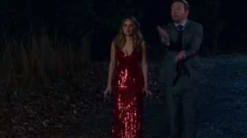 Vestido largo recortado de lentejuelas rojas usado por Patty Bladell (Debby Ryan) como se ve en Insatiable S01E12