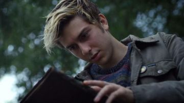 Chaqueta usada por Light Turner (Nat Wolff) como se ve en Death Note