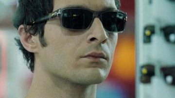 La paire de lunettes de soleil Persol portées par Carlos (Claudio Santamaria) dans Casino Royale