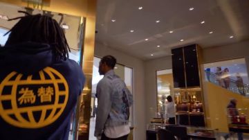 The sweatshirt hoody navy blue in the movie clip Gucci Gang (Remix) by Kyle Bent