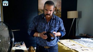 Camisa estampada usada por Pote Gálvez (Hemky Madera) como se ve en Queen of the South S03E11