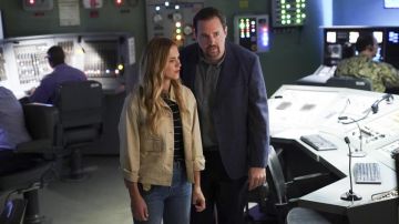 Chaqueta beige usada por Ellie Bishop (Emily Wickersham) como se ve en NCIS S16E01