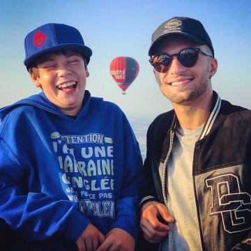Le blouson zippé noir et gris porté par Squeezie sur son compte Instagram
