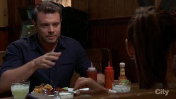 Camisa azul usada por Drew Cain (Billy Miller) vista en el Hospital General 24/08/18