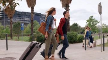 Le sac cabas en daim de Claire (Mélanie Maudran) dans Un si grand soleil S01E01