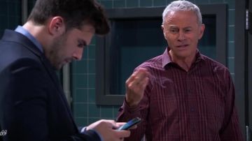Robert Scorpio (Tristan Rogers) camisa burdeos en el Hospital General 23/08/18