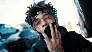 Scarlxrd de la Bande de Cheveux avec des chaînes portés sur la tête dans son clip vidéo "6 Pieds"