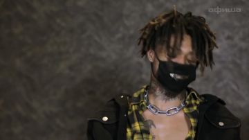 Scarlxrd de la chaîne à son cou dans la vidéo Scarlxrd tour