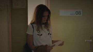 La camiseta estampada de 2 rosas que luce Lili (Eva Santolaria) en Benvinguts a la familia S01E10