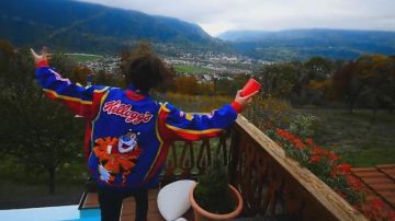La veste Nascar "Frosties" de Foda dans le clip Dom Pérignon de Columbine Feat. Charles Vicomte