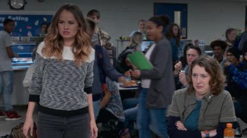 Suéter de Patty Bladell (Debby Ryan) en Insaciable S01E05