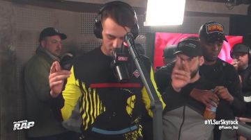 Le pull noir et jaune porté par YL dans sa vidéo Favelas sur Planète Rap