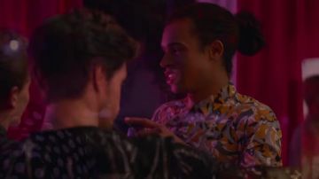 Le Chemise à imprimés jaune orangée de James (Idrissa Hanrot) dans Tamara Vol.2