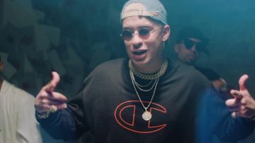 Sudadera negra Champion usada por Bad Bunny en el videoclip Sexto Sentido