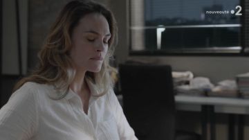 La chemise blanche portée par Claire Estrella (Mélanie Maudran) dans Un si grand soleil S01E01