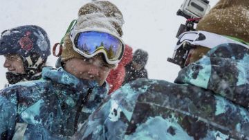 The coat snowboard worn by Scott Ferret (Kev Adams) in the top