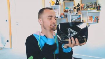 The sweatshirt worn by Squeezie in his YouTube video A heartfelt message