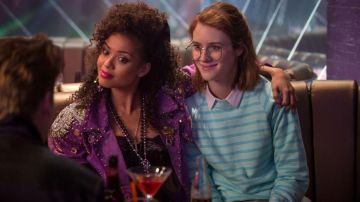 Chaqueta de Kelly (Gugu Mbatha-Raw) en Black Mirror "San Junipero" S03E04
