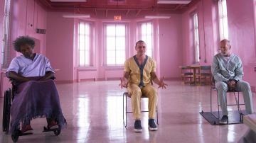 Le jaune et le Gris de l'Hôpital col en V porté par Kevin Wendell Miette (James McAvoy) comme on le voit dans le Verre