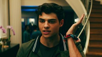 Lara Jean Préféré scrunchie porté par Peter Kavinsky (Noé Centineo) comme on le voit À Tous Les Garçons que j'ai Aimés Avant