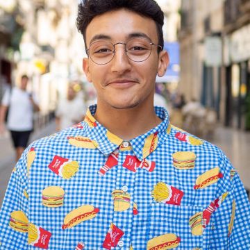 La camisa a cuadros y las impresiones de hamburguesa / comida rápida en la cuenta de Instagram de @lunettespourtous