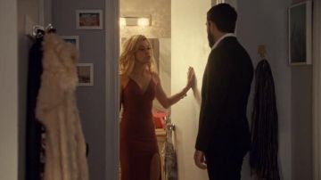 The dress figure-hugging red scoop Krystal Sarah Manning (Tatiana Maslany) in Orphan Black (S05E06)