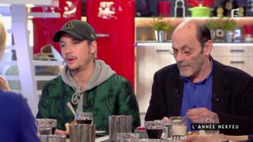 Le blouson vert porté par Nekfeu dans l'émission C à vous du 11/12/2015