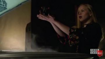 Camisa con flores usada por Olivia (Sofia Vassilieva) como se ve en Supergirl S03E19